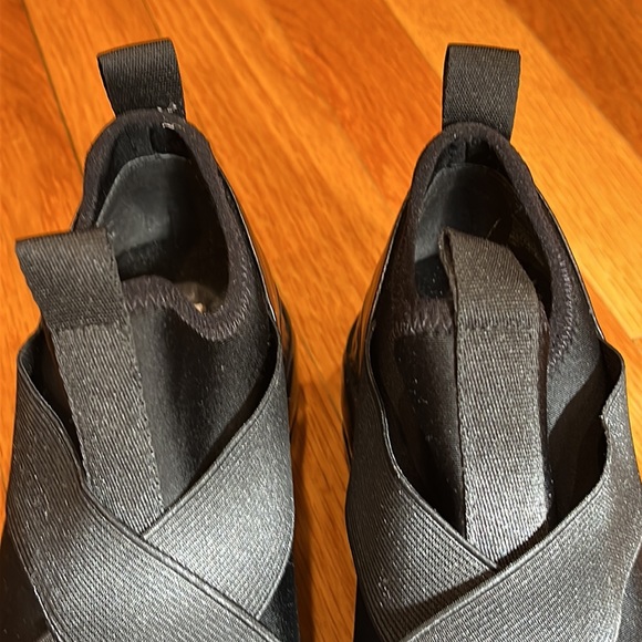 Women’s Steven Madden worn once 2 1/2”wedge sneakers size 7. PERFECT NOT a FLAW. - Picture 7 of 8